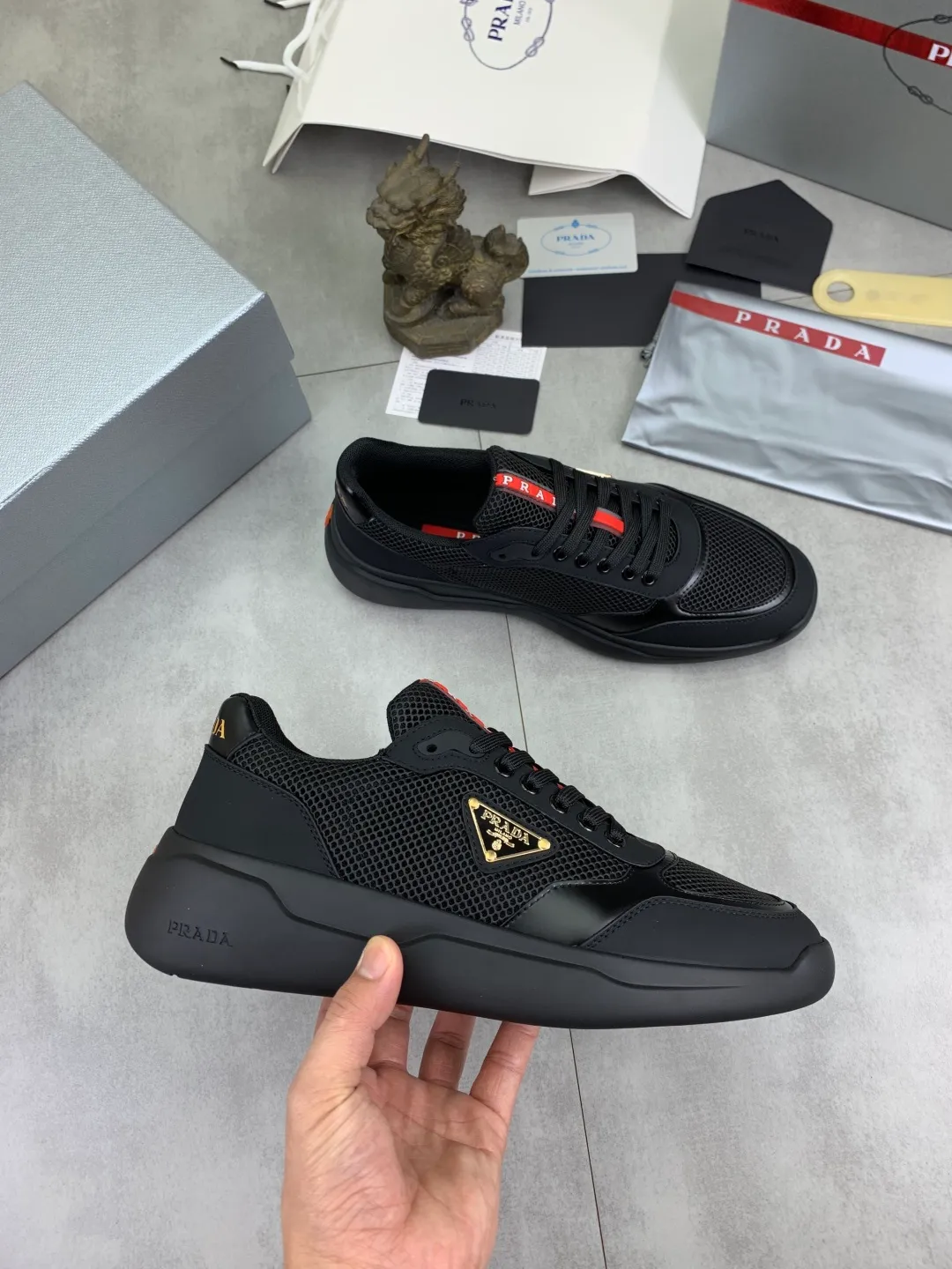 Men's shoes 💰P600💰 [New style] popular models are on the official website, 🆘 Trendy brand (Prada) mainly promotes popular models, avant-garde and versatile fashion men's shoes private version mold opening, cowhide surface splicing 1:1.. Fashionable and simple, original imported cowhide lining cowhide feet; the atmosphere and personality are more fashionable, eye-catching and pursuing class. It will subvert old ideas and be a must-have for fashion trendsetters with you! Must keep it for yourself! Tall and comfortable, large and low, high-end quality workmanship. Size: 38-45 3️⃣colors available.